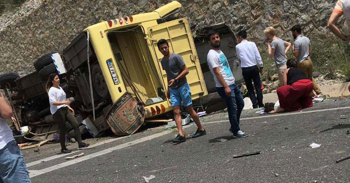 Muğlada tur otobüsü şarampole devrildi Muğlada tur otobüsü şarampole devrildi
